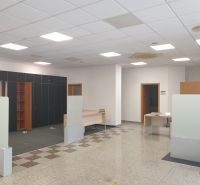 Nová, lepšia cena! Obchodný priestor v centre. Lichnerova - Interiér obchodného priestoru s pultmi a poličkami, na ulici Lichnerova, pripravený na využitie.