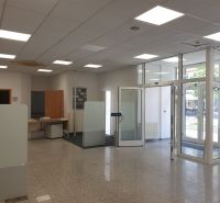 Nová, lepšia cena! Obchodný priestor v centre. Lichnerova - Interiér obchodného priestoru s otvorenými dverami, svetlými stenami, na ulici Lichnerova.