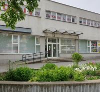 Nová, lepšia cena! Obchodný priestor v centre. Lichnerova - Budova s obchodnými priestormi na ulici Lichnerova, vpredu kvitnúce rastliny.