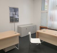Nová, lepšia cena! Obchodný priestor v centre. Lichnerova - V kancelárii na Lichnerovej ulici sú obchodné priestory, dve stoly, stolička, skrinky.