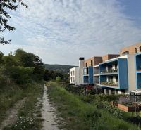 Nová cena ! Stavebný pozemok pre investíciu alebo rekreáciu.  - Chodník vedie popri moderných bytových domoch na Frankovskej ulici, Bratislava - Vinohrady.