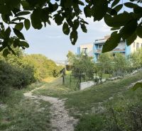 Nová cena ! Stavebný pozemok pre investíciu alebo rekreáciu.  - Lesná cesta obklopená zeleňou pri ulici Frankovská, Bratislava - Vinohrady, pozemky - bývanie.