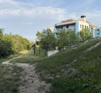 Nová cena ! Stavebný pozemok pre investíciu alebo rekreáciu.  - Chodník vedúci k moderným budovám obklopeným zeleňou na Frankovskej v Bratislave - Vinohrady. Pozemky - bývanie.