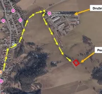 Vyšné Ružbachy – 1.016 m2 POZEMOK na CHATKU – Predaj - Letecký pohľad na trasu k pozemku cez zvláštne nehnuteľnosti v Starej Ľubovni.