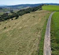 Vyšné Ružbachy – 1.016 m2 POZEMOK na CHATKU – Predaj - Kopcovitá krajina so zelenými lúkami a poľnou cestou pri meste Stará Ľubovňa, Zvláštne nehnuteľnosti.