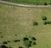 Vyšné Ružbachy – 1.016 m2 POZEMOK na CHATKU – Predaj - Letecký pohľad na rozsiahle lúky a cestu, Zvláštne nehnuteľnosti pri Starej Ľubovni.