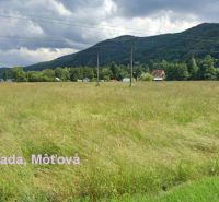 Pozemky 300m2-5000m2 pri priehrade, pôda, les- urbár. Môťová - Rekreačné pozemky v Môťovej, Zvolen, s výhľadom na zelenú krajinu a hory.