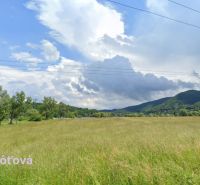 Pozemky 300m2-5000m2 pri priehrade, pôda, les- urbár. Môťová - Trávnaté Rekreačné pozemky pri vodnej priehrade v Môťovej, Zvolen, s panorámou lesov a kopcov.