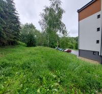 Predaj investičného pozemku. Podborová - Zeleň a stromy v blízkosti budovy na Ružovej ulici v Zvolene, Pozemky - bývanie.