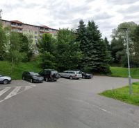 Predaj investičného pozemku. Podborová - Parkovisko pri bytových domoch na Ružovej ulici v meste Zvolen, obklopené zeleňou. Pozemky - bývanie.
