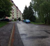 Predaj investičného pozemku. Podborová - Cesta pri bytovom dome medzi stromami na Ružovej ulici v Zvolene, Pozemky - bývanie.