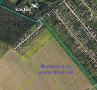 Investičná príležitosť. Pôda pri budmerickom kaštieli. - Letecká mapa Budmeric, ukazuje kaštieľ, ulice a Poľnohospodárske a lesné pozemky.