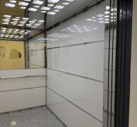 Nové skolaudované byty a apartmány vo Vajnoroch. - Vstupný priestor s kovovými a sklenenými prvkami, osvetlenie odrážajúce sa na strope.