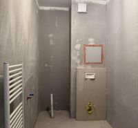 Nové skolaudované byty a apartmány vo Vajnoroch. - Nedokončená kúpeľňa v 2-izbovom byte s pripravenou prípravou na inštaláciu sanity.