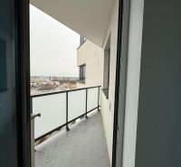 Nové skolaudované byty a apartmány vo Vajnoroch. - Balkón s výhľadom z 2-izbového bytu na Rybničnej ulici v Bratislave - Vajnoroch.