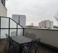 Nové skolaudované byty a apartmány vo Vajnoroch. - Terasa s kovovým záhradným nábytkom na Rybničnej ulici, Bratislava - Vajnory, 2-izbový byt.