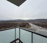 Nové skolaudované byty a apartmány vo Vajnoroch. - Výhľad z balkóna na priestranstvo a cestu na Rybničnej v Bratislave - Vajnoroch.