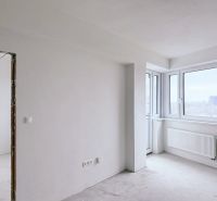 Nové skolaudované byty, apartmány a obch.priestory vo Vajnoroch. - Svetlá miestnosť s veľkými oknami v 3-izbovom byte bez podlahových krytín.