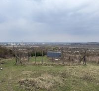 Oplotený obrábaný vinohrad so studňou.Fajgalská cesta - Pohľad na rekreačné pozemky na Fajgalskej ceste v Pezinku s panorámou mesta.
