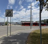 Kľúč RK-Novinka:Priestranný 2-iz.byt s loggiou.(možnosť zmeny na 3-iz) - Autobus vidieť na ulici Čiližská, Bratislava - Vrakuňa, v pozadí dopravné značenie.