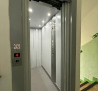 Kľúč RK-Novinka:Priestranný 2-iz.byt s loggiou.(možnosť zmeny na 3-iz) - V obytnom dome na Čiližskej ulici v Bratislave je otvorený výťah na štvrtom poschodí.
