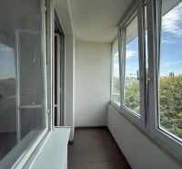 Kľúč RK-Novinka:Priestranný 2-iz.byt s loggiou.(možnosť zmeny na 3-iz) - Zasklený balkón s výhľadom na zeleň v 2-izbovom byte na Čiližskej v Bratislave - Vrakuni.