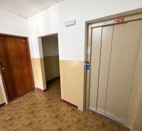 3-izb. byt (74m2), balkón, komora, Senica - Sotiná - Vstupná chodba 3-izbového bytu s výťahom a podlahou s dreveným dekorom.