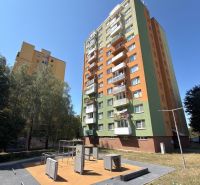 3-izb. byt (74m2), balkón, komora, Senica - Sotiná - Výškový bytový dom so zeleno-oranžovou fasádou a ihriskom v Senici, ponúka 3-izbový byt.