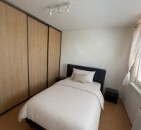 3-izb. byt (74m2), balkón, komora, Senica - Sotiná - Spálňa v 3-izbovom byte s posteľou, vstavanou skriňou a oknom.