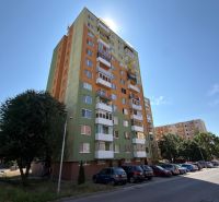 3-izb. byt (74m2), balkón, komora, Senica - Sotiná - Bytový dom so zaparkovanými autami v Senici, vhodný pre 3-izbový byt.