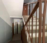| 1 - izbový byt na ul. Hany Meličkovej, Dlhé diely, BA IV - Schodisko s kovovým zábradlím a prístupom k výťahu na Hany Meličkovej v Bratislave.