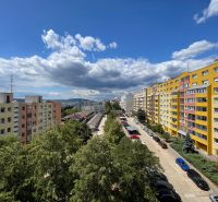| 1 - izbový byt na ul. Hany Meličkovej, Dlhé diely, BA IV - Sídlište na Hany Meličkovej v Bratislave - Karlovej Vsi s množstvom zelene.