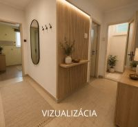 PREDAJ: 2i byt; 65 m2; CENTRUM - KRUPINA; 84.500 €  - Interiér 2-izbového bytu s dlažbou, kvetmi a veľkým zrkadlom na stene.