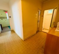 PREDAJ: 2i byt; 65 m2; CENTRUM - KRUPINA; 84.500 €  - Chodba 2-izbového bytu s dlažbou a viacerými otvorenými dverami.