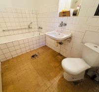 PREDAJ: 2i byt; 65 m2; CENTRUM - KRUPINA; 84.500 €  - Kúpeľňa v 2-izbovom byte s vaňou, umývadlom a toaletou, obložená bielymi kachličkami.
