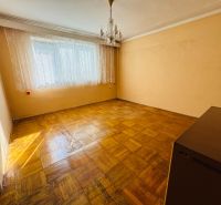 PREDAJ: 2i byt; 65 m2; CENTRUM - KRUPINA; 84.500 €  - Izba v 2-izbovom byte s krištáľovým lustrom a podlahou s dreveným dekorom.