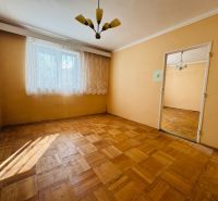 PREDAJ: 2i byt; 65 m2; CENTRUM - KRUPINA; 84.500 €  - Izba v 2-izbovom byte s podlahou s dreveným dekorom a závesmi na okne.