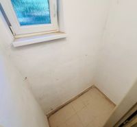 PREDAJ: 2i byt; 65 m2; CENTRUM - KRUPINA; 84.500 €  - Malá miestnosť s oknom, bielymi stenami a svetlou dlažbou v 2-izbovom byte.