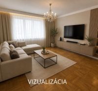 PREDAJ: 2i byt; 65 m2; CENTRUM - KRUPINA; 84.500 €  - Obývacia izba s rohovou sedačkou, TV a podlahou s dreveným dekorom v 2-izbovom byte.