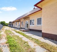 Na prenájom 5-izb. rod. dom s garážou, Vydrany - Rodinný dom vo Vydranoch s verandou a trávnatým pozemkom, obklopený plotom.