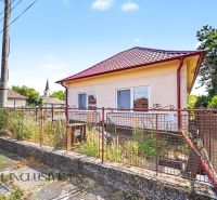 Na prenájom 5-izb. rod. dom s garážou, Vydrany - Rodinný dom vo Vydranoch s červenou strechou, oplotením a záhradou plnou vegetácie.