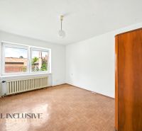 Na prenájom 5-izb. rod. dom s garážou, Vydrany - Prázdna miestnosť s oknom, podlahou s dreveným dekorom a skrinkou v rodinnom dome.