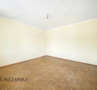 Na prenájom 5-izb. rod. dom s garážou, Vydrany - Prázdna miestnosť s podlahou s dreveným dekorom a krémovými stenami v rodinnom dome.