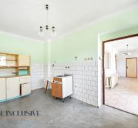 Na prenájom 5-izb. rod. dom s garážou, Vydrany - Kuchyňa v rodinnom dome s jednoduchou kuchynskou linkou, bielymi kachličkami a sivou podlahou.