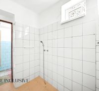 Na prenájom 5-izb. rod. dom s garážou, Vydrany - Kúpeľňa v rodinnom dome s bielymi kachličkami a jednoduchou sprchou.