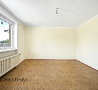 Na prenájom 5-izb. rod. dom s garážou, Vydrany - Prázdna izba s podlahou s dreveným dekorom v rodinnom dome.