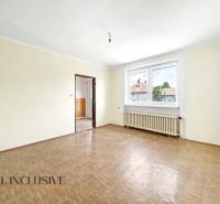 Na prenájom 5-izb. rod. dom s garážou, Vydrany - Priestranná miestnosť s podlahou s dreveným dekorom a veľkým oknom v rodinnom dome.