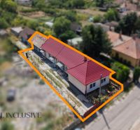 Na prenájom 5-izb. rod. dom s garážou, Vydrany - Rodinný dom vo Vydranoch s červenou strechou, obklopený záhradou a konferenčnými miestami.