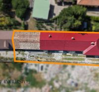 Na prenájom 5-izb. rod. dom s garážou, Vydrany - Rodinný dom vo Vydranoch s červenou strechou a vstupom zo záhrady.
