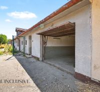 Na prenájom 5-izb. rod. dom s garážou, Vydrany - Otvorená garáž v exteriéri rodinného domu vo Vydranoch s betónovou príjazdovou cestou.